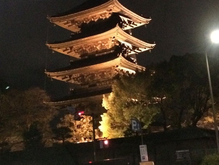 ライトアップされた京都東寺の五重塔